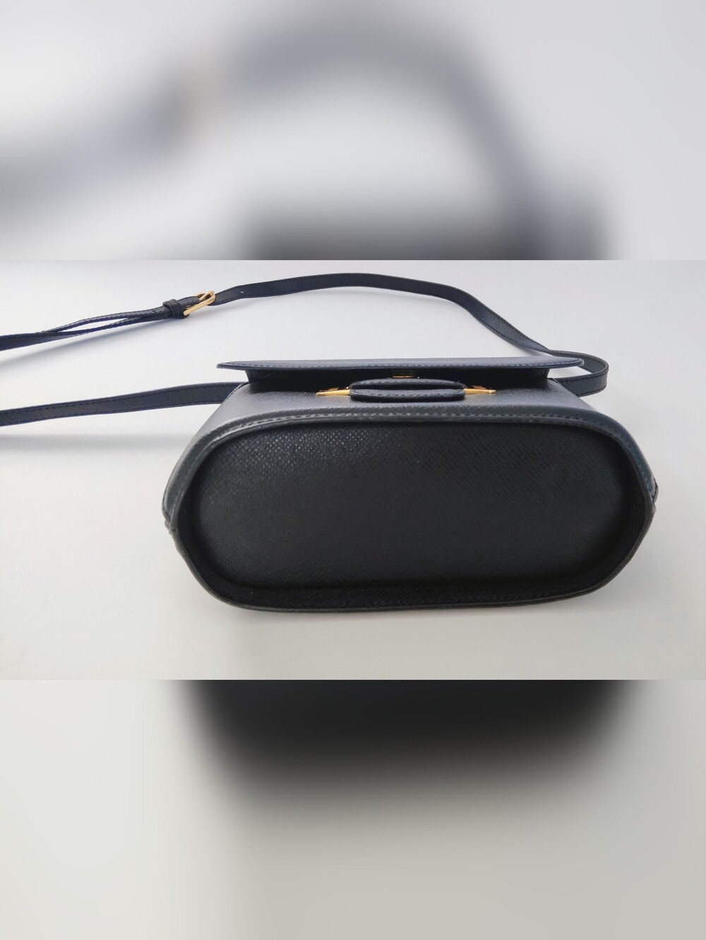 Bally Swiss Vintage Black Leather Crossbody with Gold 'B' Hardware. 8×7×3. - Picture 5 of 11